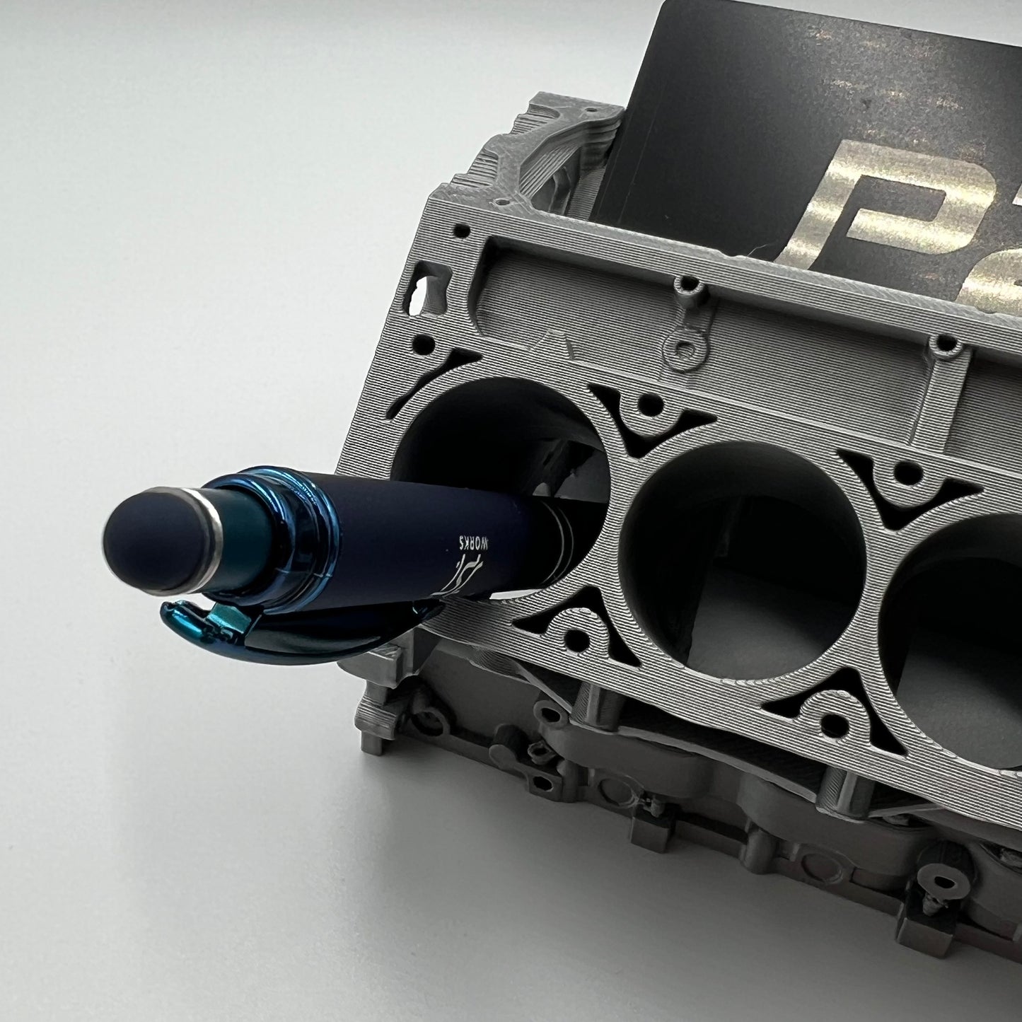 V8 Motorblok pennenbak met visitekaarthouder